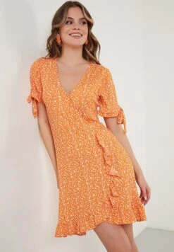 LELA Floral V Neck Ruffle Detail Mini- Jurk - Orange Color 11 LELA Floral V Neck Ruffle Detail Mini- Jurk - Orange Color -Lela 0745fbffb21743099ae356129b5d5e24