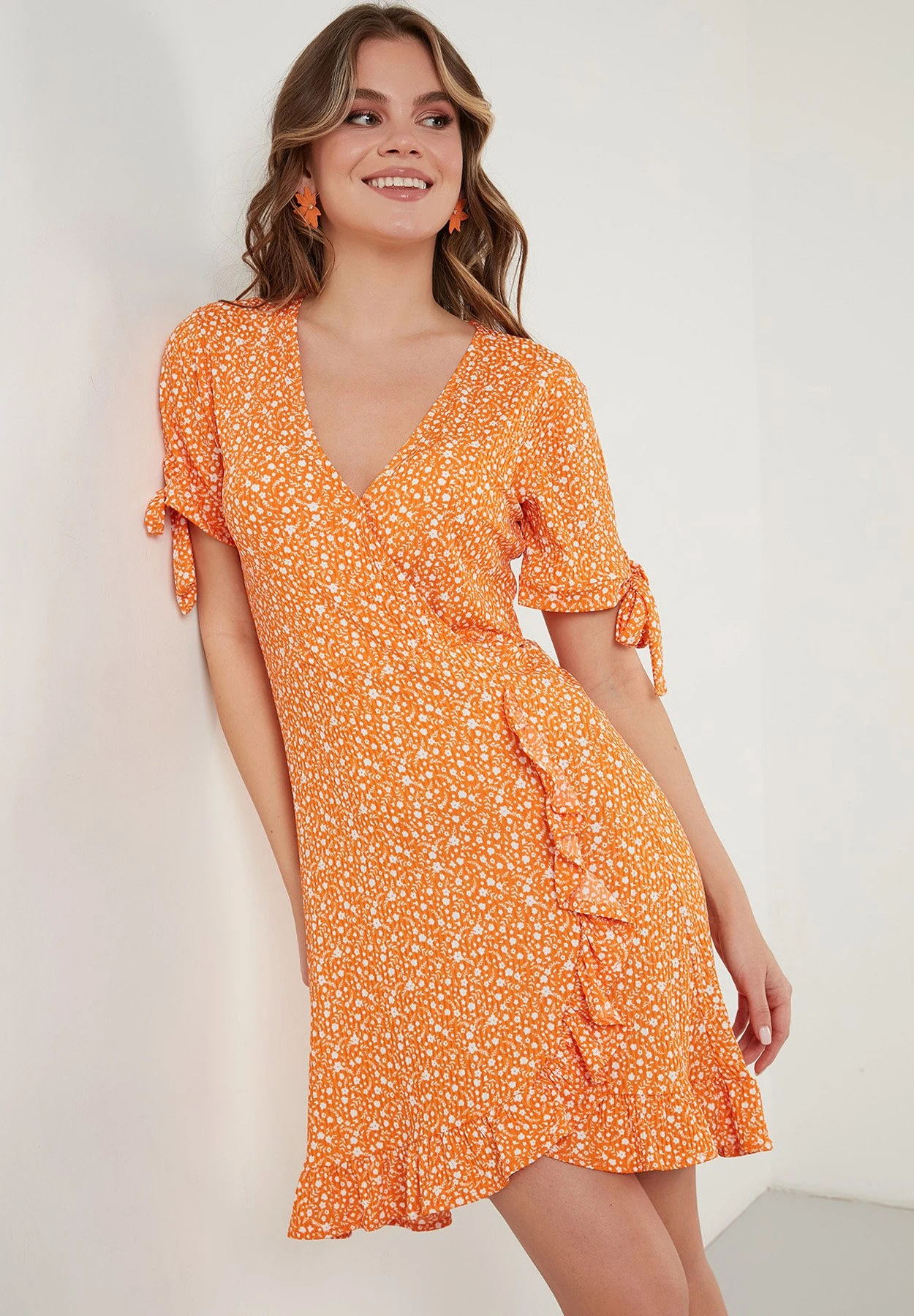 LELA Floral V Neck Ruffle Detail Mini- Jurk - Orange Color 7 LELA Floral V Neck Ruffle Detail Mini- Jurk - Orange Color - Afbeelding 5