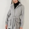 LELA Regular Fit - Trenchcoat - Light Grey 2 LELA Regular Fit - Trenchcoat - Light Grey -Lela 08957819bd134959b86b42da6195edc8
