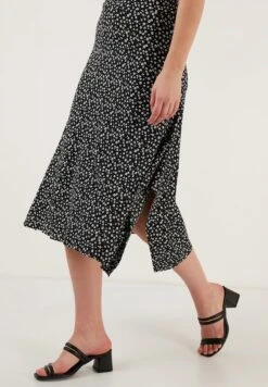 LELA Midi- A-Lijn Rok - Black -Lela 1bb40af2ecaa4b7680f9541aaca78e03