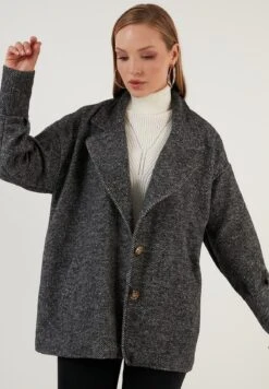 LELA Loose Fit - Halflange Jas - Black 8 LELA Loose Fit - Halflange Jas - Black -Lela 1cb93414f9d649e7a9f86b0991a369d1