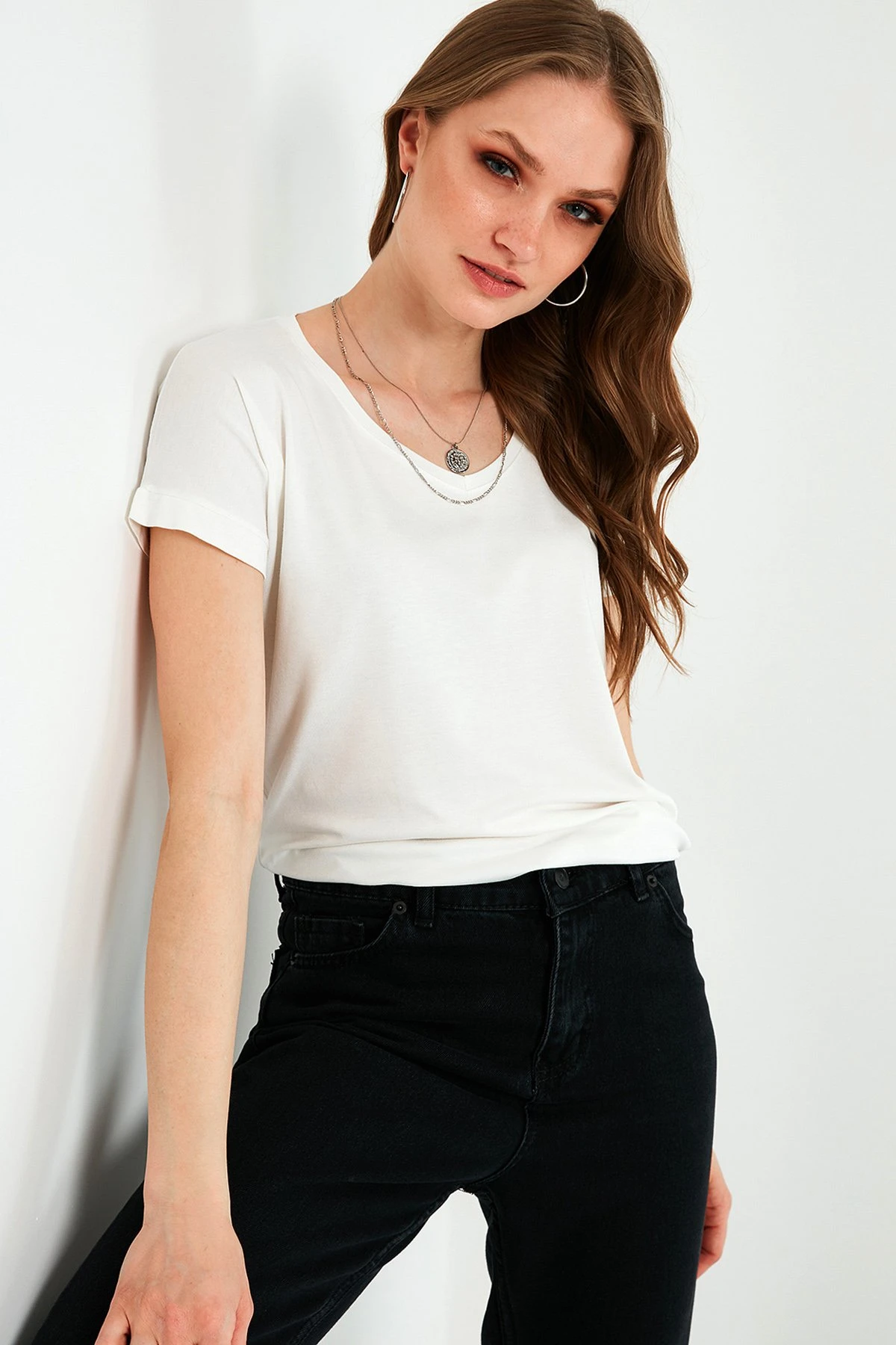 LELA V Neck- T-Shirt Basic - Ecru 3 LELA V Neck- T-Shirt Basic - Ecru