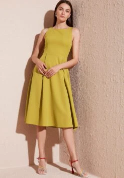 LELA Crew Neck Pleated Midi - Cocktailjurk - Olive -Lela 2d4b00d39f914ad8a4508e2d287e4615