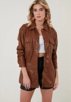 LELA Regular Fit - Imitatieleren Jas - Camel 13 LELA Regular Fit - Imitatieleren Jas - Camel -Lela 2f01c1d1ba98422db9c651aa66bbeefa