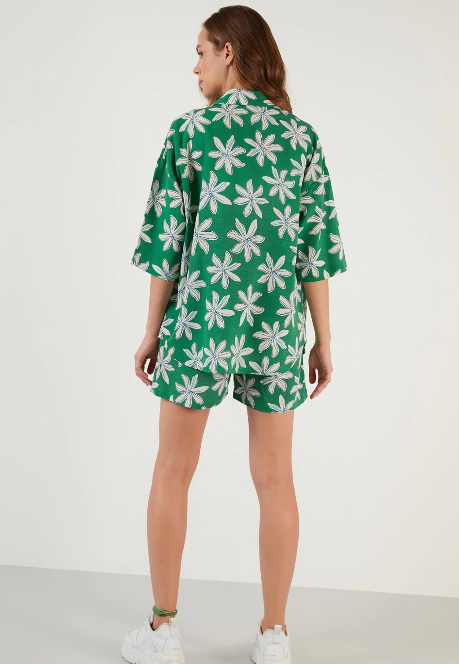 LELA Two Piece Set - Regular Fit - Shorts - Green 5 LELA Two Piece Set - Regular Fit - Shorts - Green - Afbeelding 3