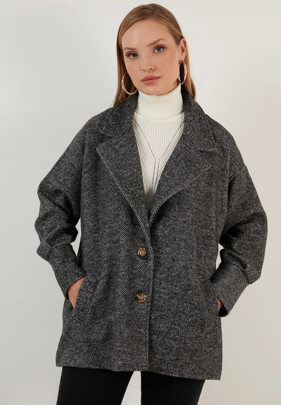 LELA Loose Fit - Halflange Jas - Black 3 LELA Loose Fit - Halflange Jas - Black