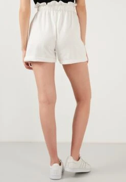 LELA Slim Fit - Shorts - Ecru 8 LELA Slim Fit - Shorts - Ecru -Lela 3ebfd82c6d8f46bd9b1373ae8019c667