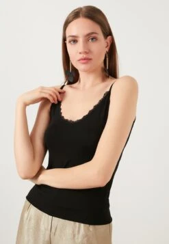 LELA Athlete - Top - Black -Lela 41c38d1bf4bc4dc29f3ee08408142a20