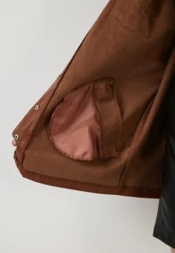 LELA Regular Fit - Imitatieleren Jas - Camel 11 LELA Regular Fit - Imitatieleren Jas - Camel -Lela 4af8eaa02b5846c1932f572e502ecd22