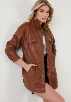 LELA Regular Fit - Imitatieleren Jas - Camel 12 LELA Regular Fit - Imitatieleren Jas - Camel -Lela 51b5b2134f944cc78f4b8256aa38fb27