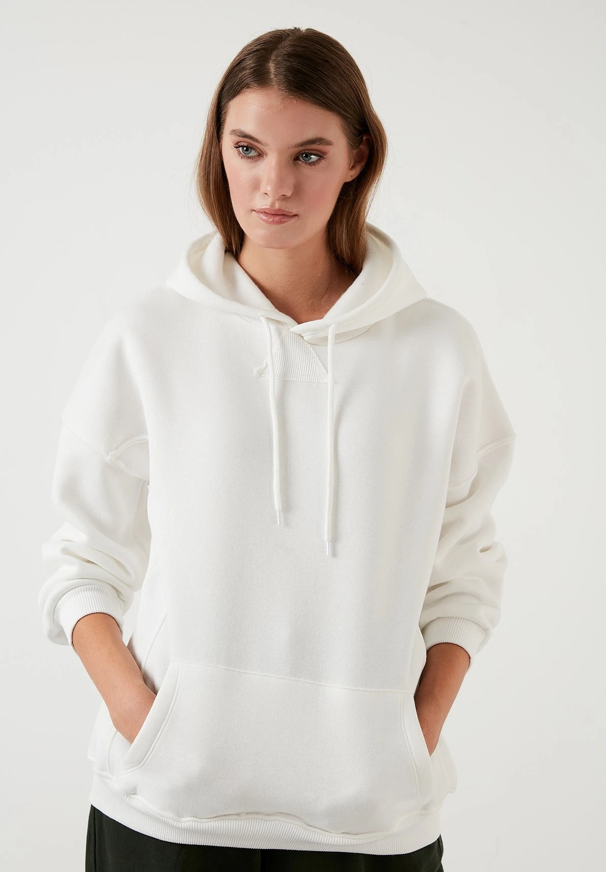 LELA Regular Fit - Hoodie - Ecru 3 LELA Regular Fit - Hoodie - Ecru