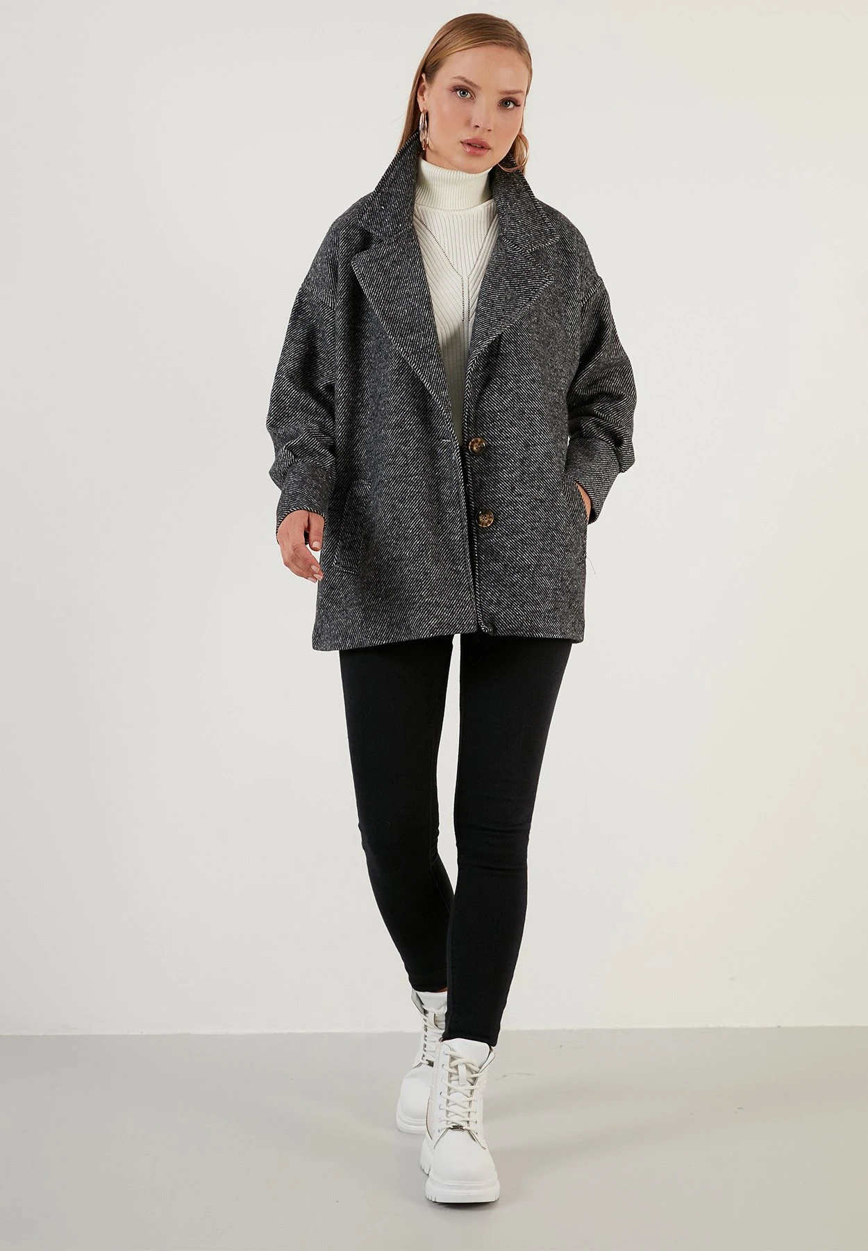 LELA Loose Fit - Halflange Jas - Black 4 LELA Loose Fit - Halflange Jas - Black - Afbeelding 2