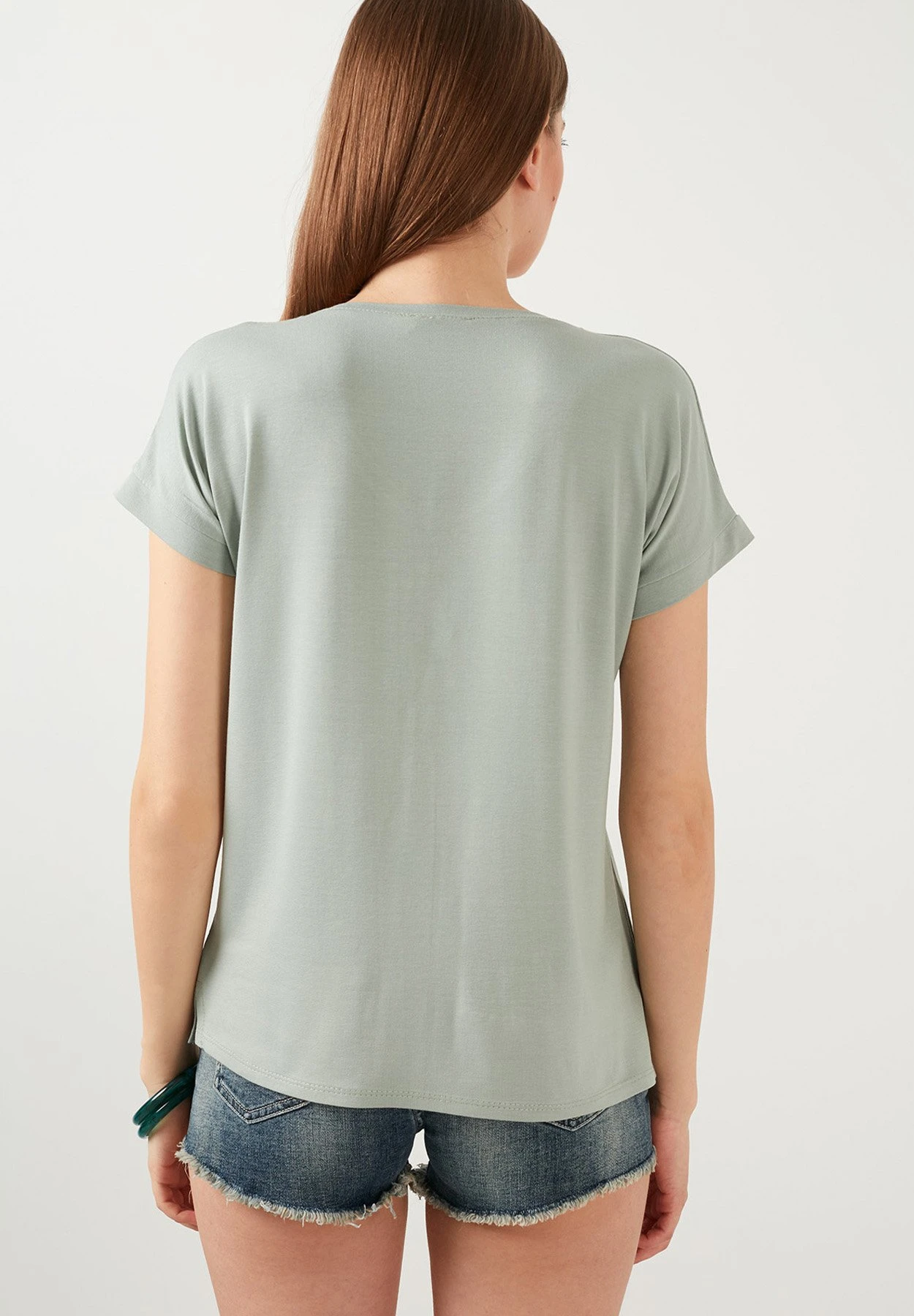 LELA V Neck- T-Shirt Basic - Almond Green 5 LELA V Neck- T-Shirt Basic - Almond Green - Afbeelding 3