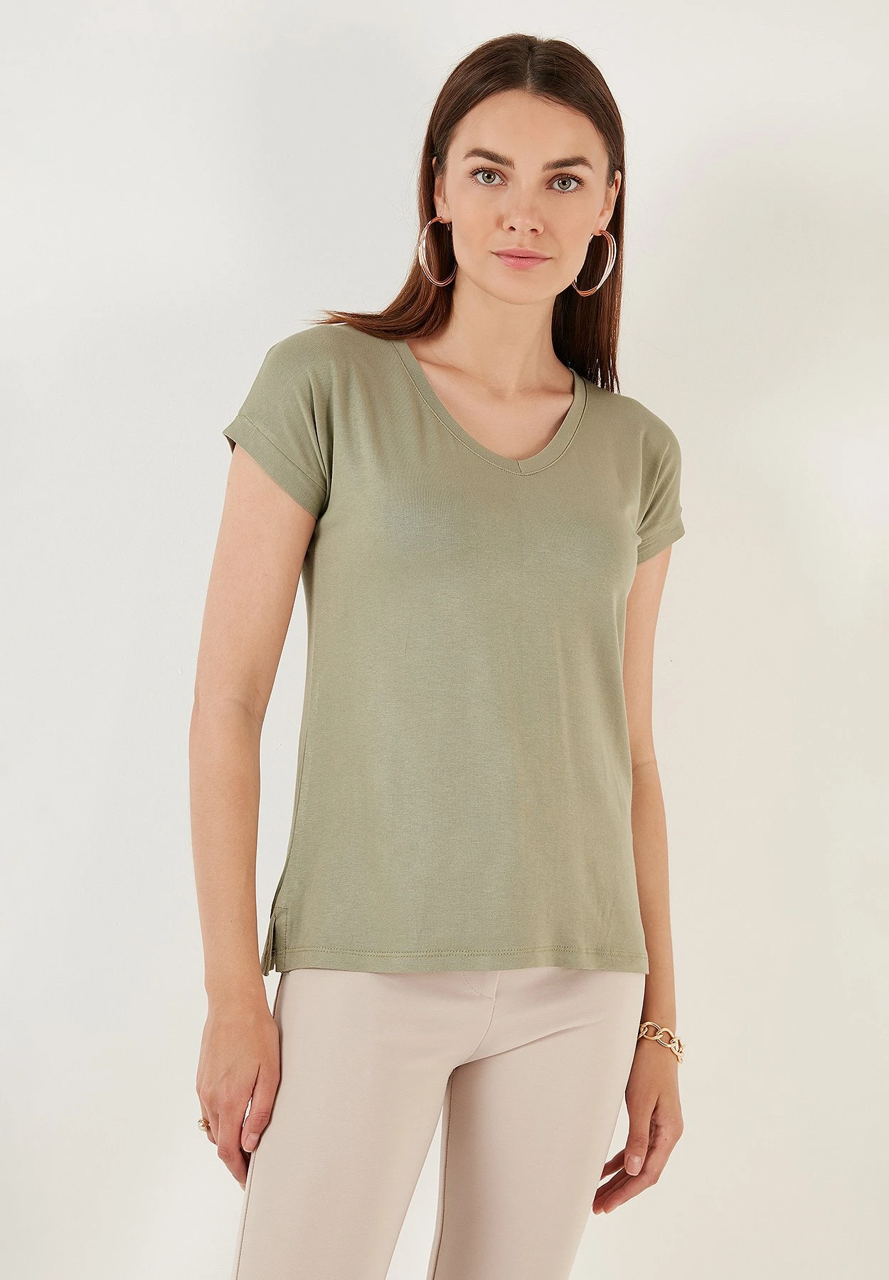 LELA V Neck- T-Shirt Basic - Olive 3 LELA V Neck- T-Shirt Basic - Olive