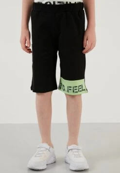 LELA Regular Fit T-Shirt And Shorts - Trainingspak - White/Black/Light Green -Lela 65a31fc54937443996907f524a944f85