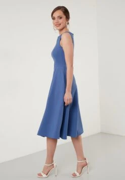 LELA Crew Neck Pleated Midi - Cocktailjurk - Indigo -Lela 7187f531871d4180b95ff0ebec18d0d6