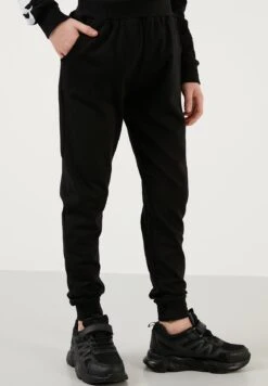 LELA Set - Trainingspak - Black -Lela 77c1da89a5be47be90f90eb40d1de5c1