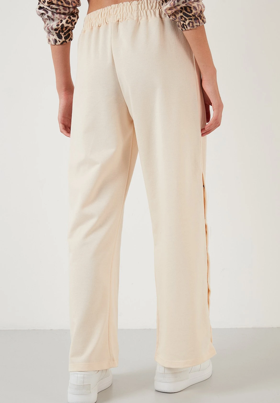 LELA Regular Fit - Trainingsbroek - Stone Colored 4 LELA Regular Fit - Trainingsbroek - Stone Colored - Afbeelding 2