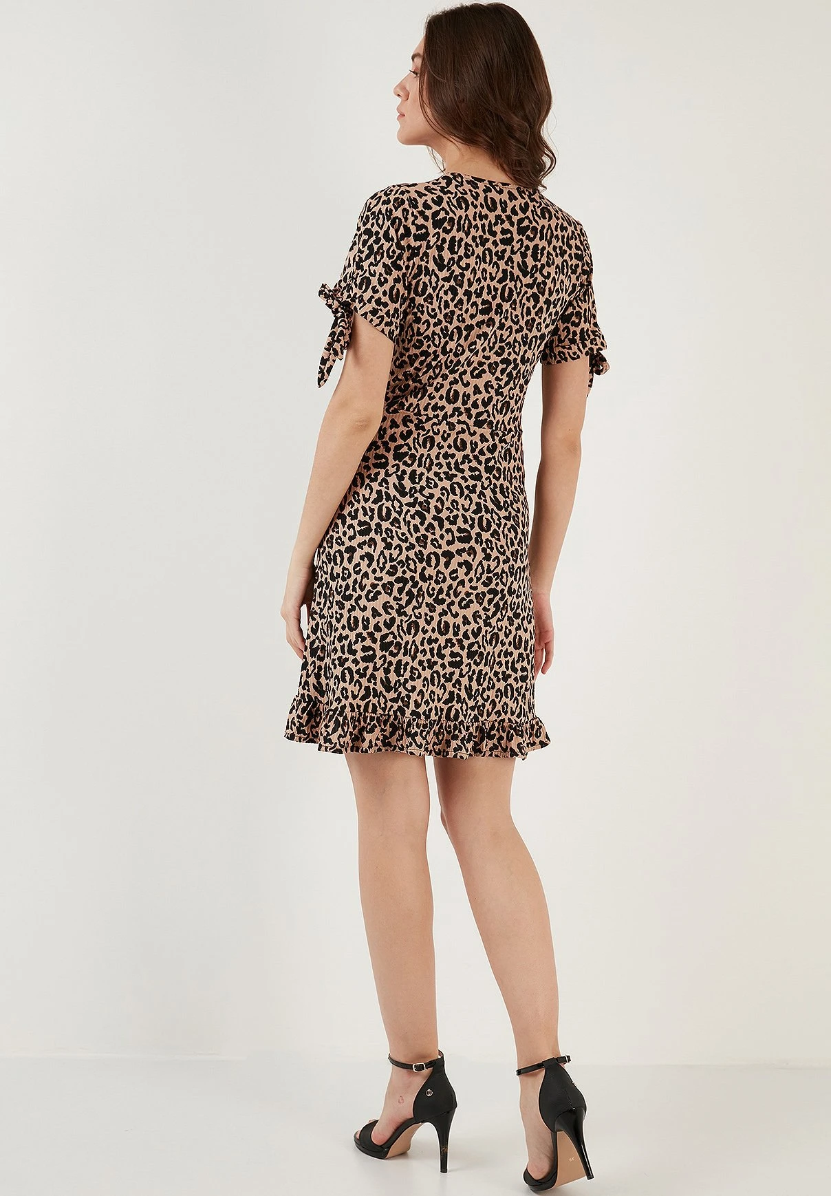 LELA Floral V Neck Ruffle Detail Mini- Jurk - Leopard 4 LELA Floral V Neck Ruffle Detail Mini- Jurk - Leopard - Afbeelding 2