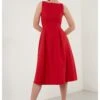 LELA Crew Neck Pleated Midi - Cocktailjurk - Red -Lela 81b8c424a7a6494bb0a4e77180bdbdf1