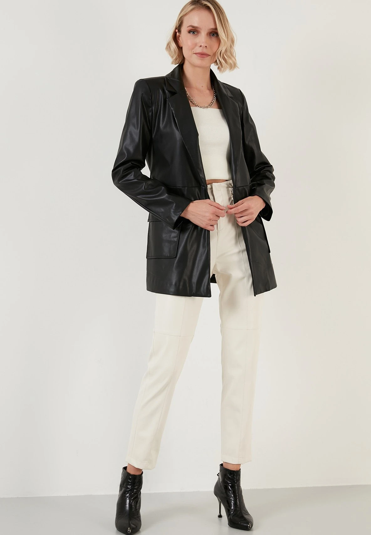 LELA Regular Fit - Blazer - Black 4 LELA Regular Fit - Blazer - Black - Afbeelding 2