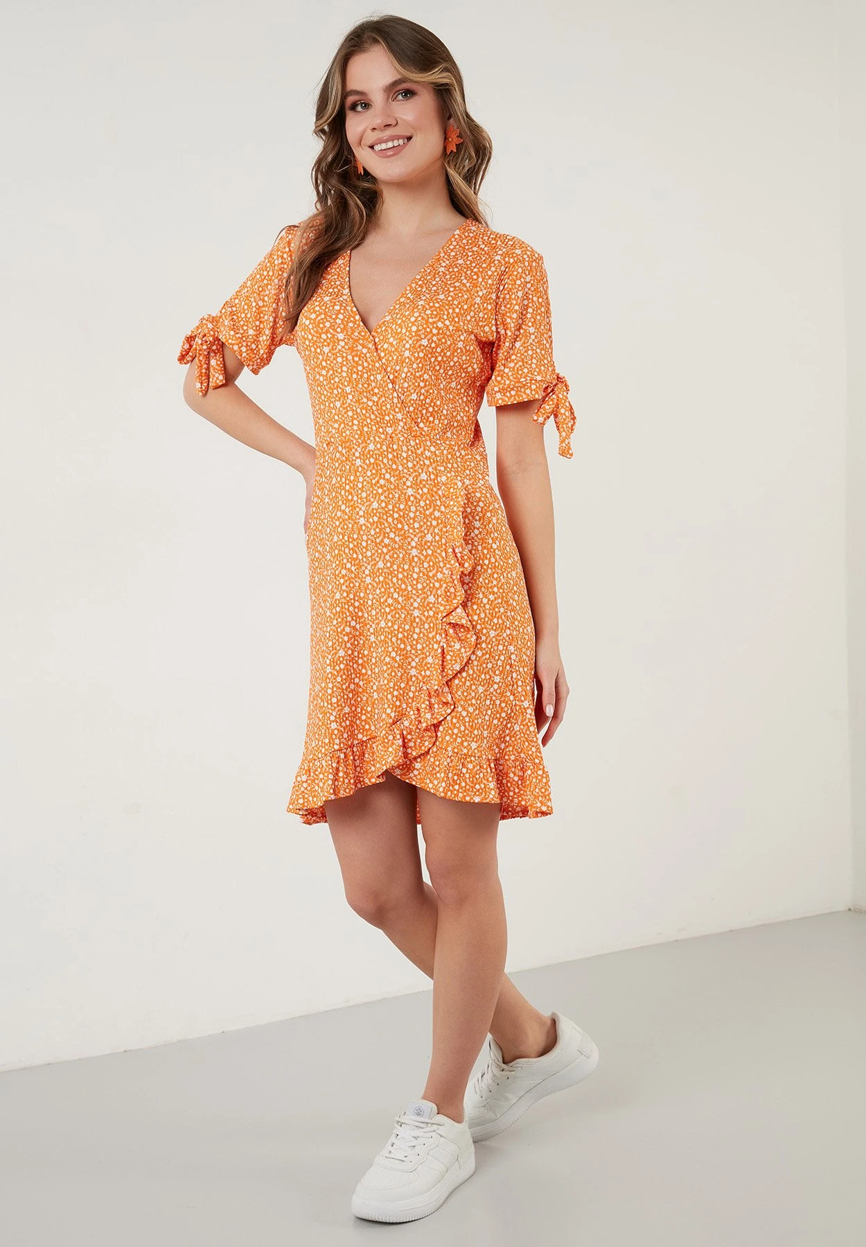 LELA Floral V Neck Ruffle Detail Mini- Jurk - Orange Color 4 LELA Floral V Neck Ruffle Detail Mini- Jurk - Orange Color - Afbeelding 2