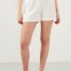 LELA Slim Fit - Shorts - Ecru