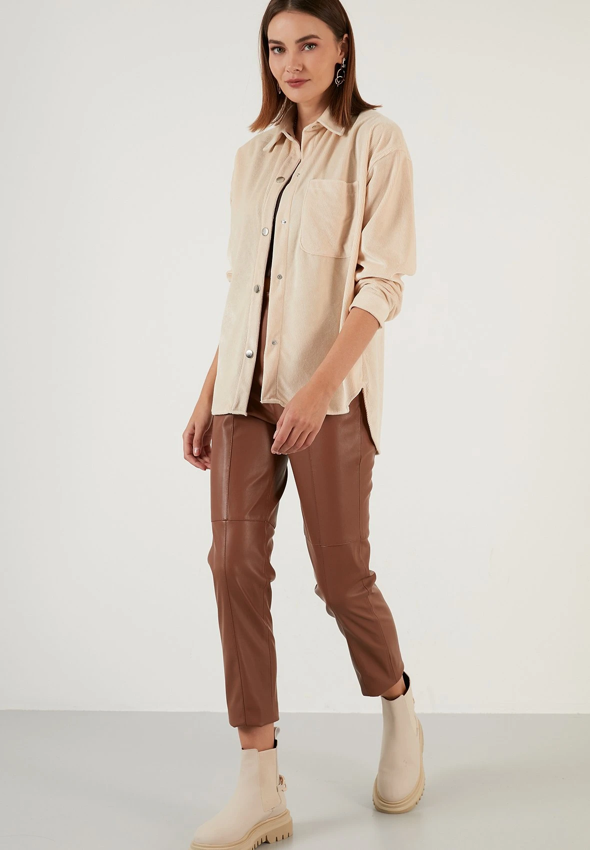 LELA Loose Fit - Overhemdblouse - Beige 4 LELA Loose Fit - Overhemdblouse - Beige - Afbeelding 2