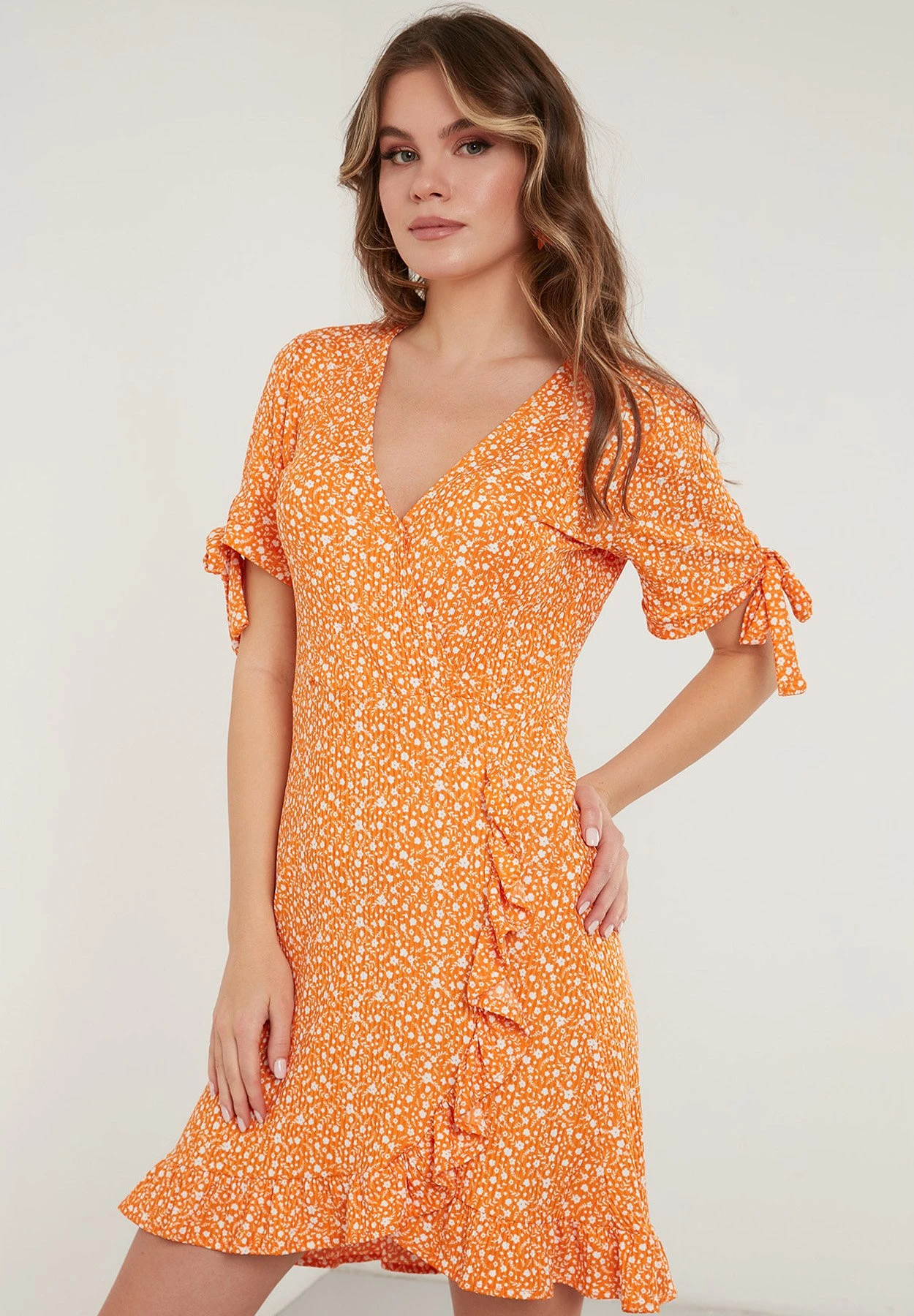 LELA Floral V Neck Ruffle Detail Mini- Jurk - Orange Color 3 LELA Floral V Neck Ruffle Detail Mini- Jurk - Orange Color