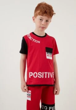 LELA Regular Fit T-Shirt And Shorts - Trainingspak - Red/Black