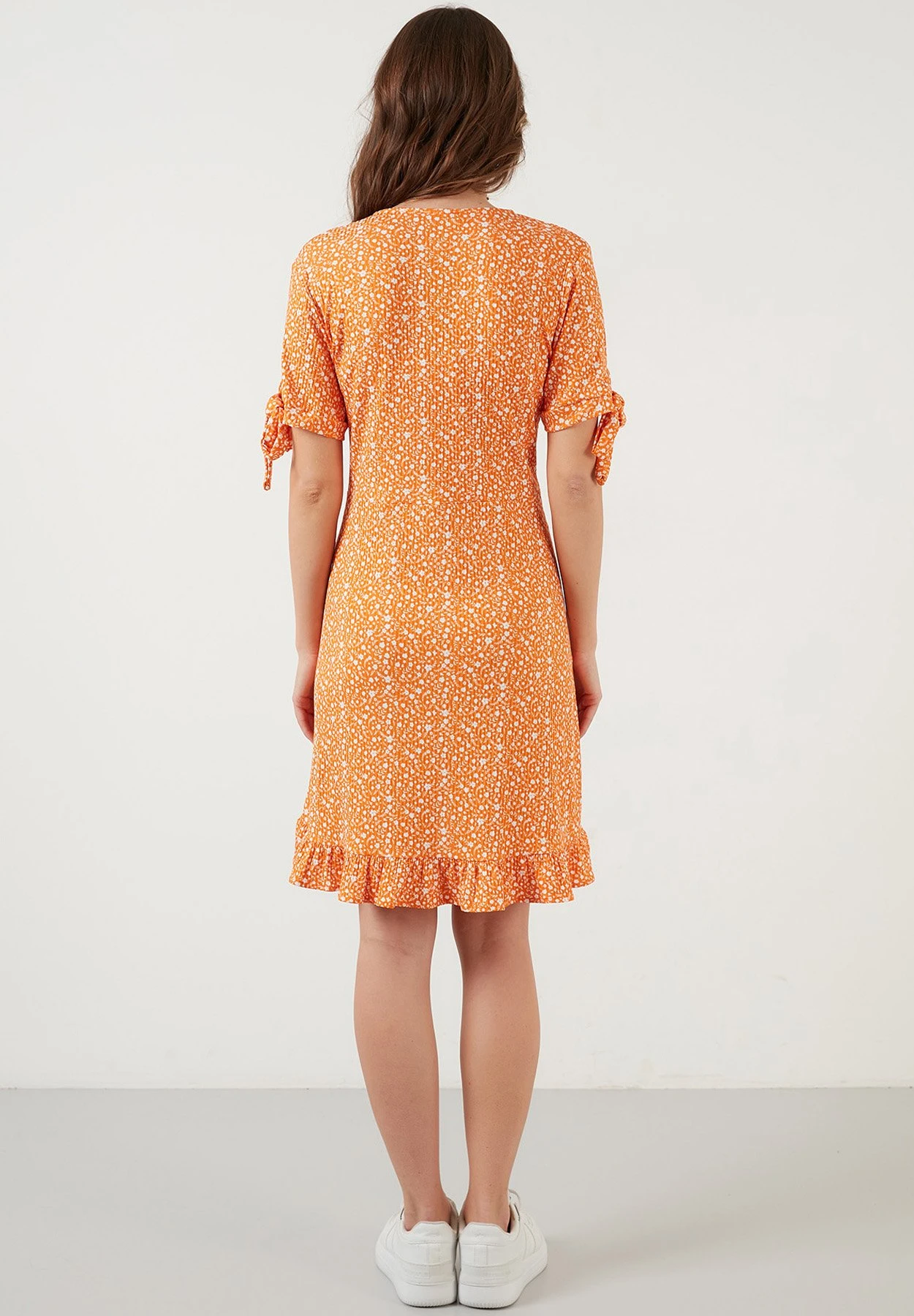 LELA Floral V Neck Ruffle Detail Mini- Jurk - Orange Color 5 LELA Floral V Neck Ruffle Detail Mini- Jurk - Orange Color - Afbeelding 3