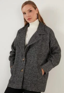 LELA Loose Fit - Halflange Jas - Black 9 LELA Loose Fit - Halflange Jas - Black -Lela d8c53fb57b1e4c1fb67244fa7d4b072a