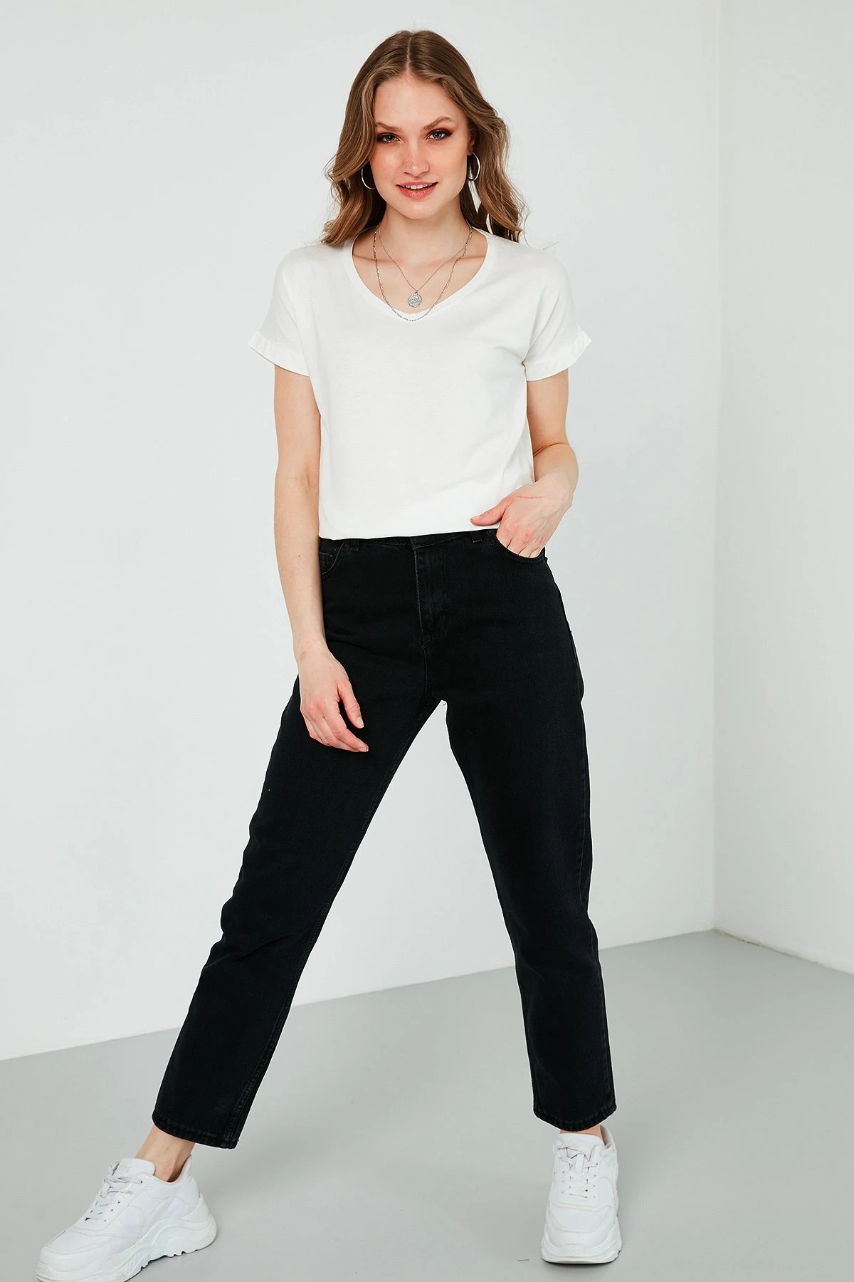 LELA V Neck- T-Shirt Basic - Ecru 4 LELA V Neck- T-Shirt Basic - Ecru - Afbeelding 2