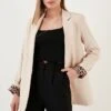 LELA Regular Fit - Blazer - Stone 1 LELA Regular Fit - Blazer - Stone -Lela e53ee38853af4f5db5fbfa11d0082a12