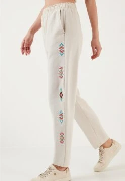 LELA Regular Fit - Trainingsbroek - Beige 8 LELA Regular Fit - Trainingsbroek - Beige -Lela f2aff3862bfd4379bd2c0196f6bc923f