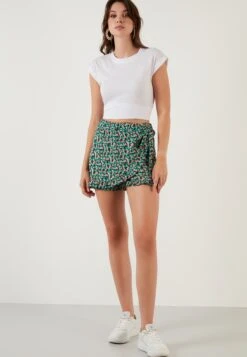 LELA Regular Fit - Shorts - Green